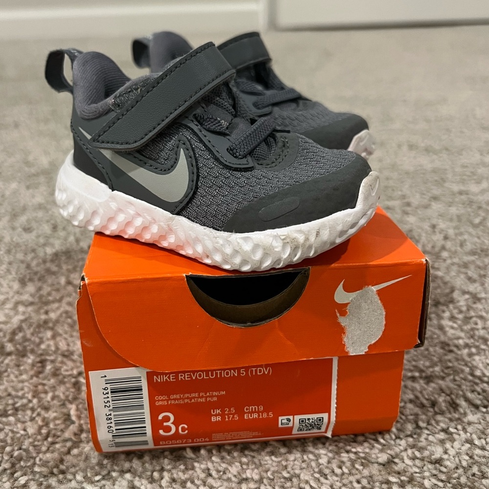 Baby Nike Revolution 5 Cool Gray and Pure Platinum 3c